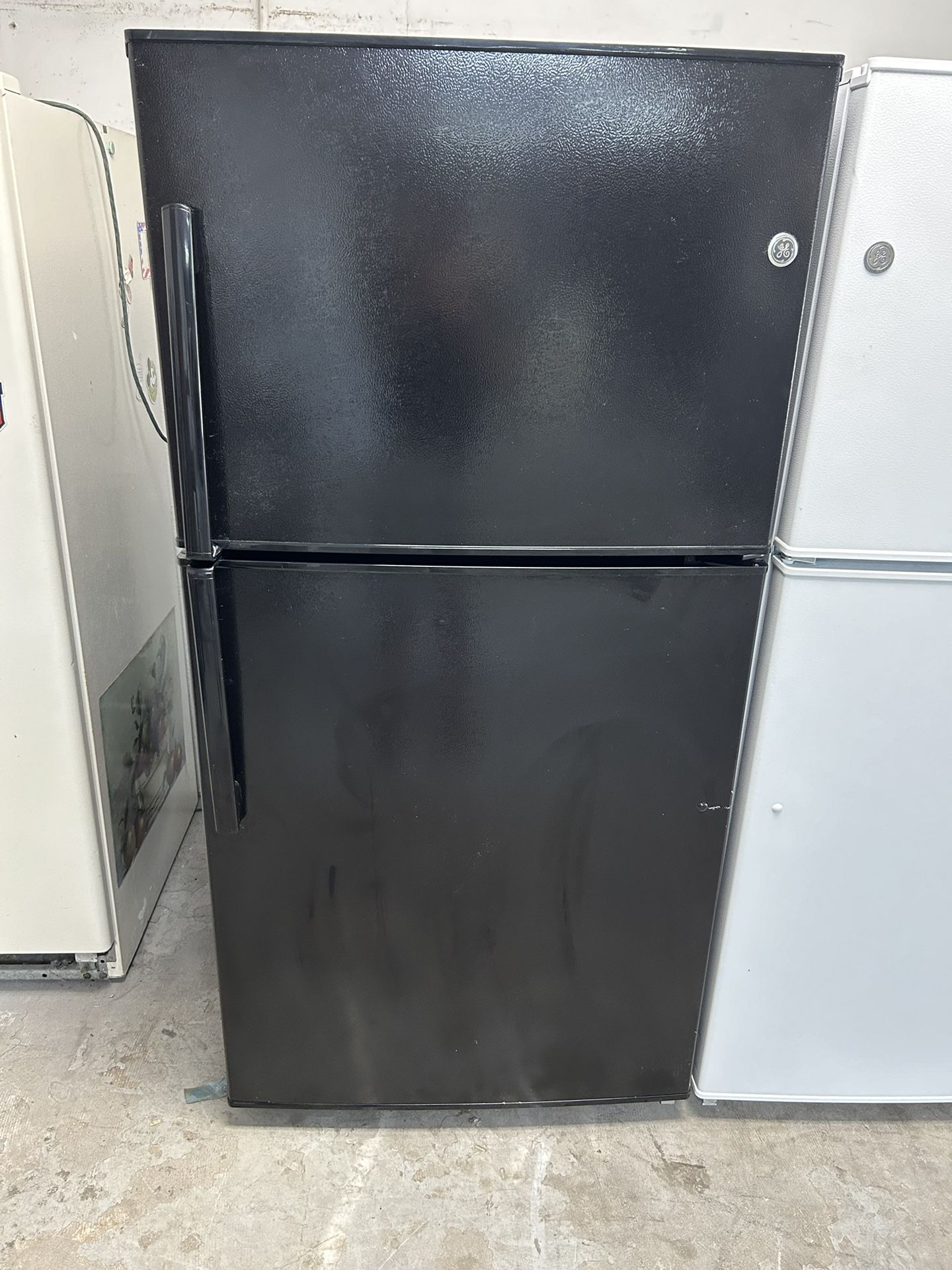 22 Cubic Foot Black Refrigerator With Ice Maker