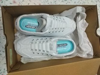 Size 6 Sketchers D'Lites Mules