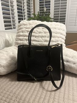 MICHAEL KORS MEDIUM PURSE- $85