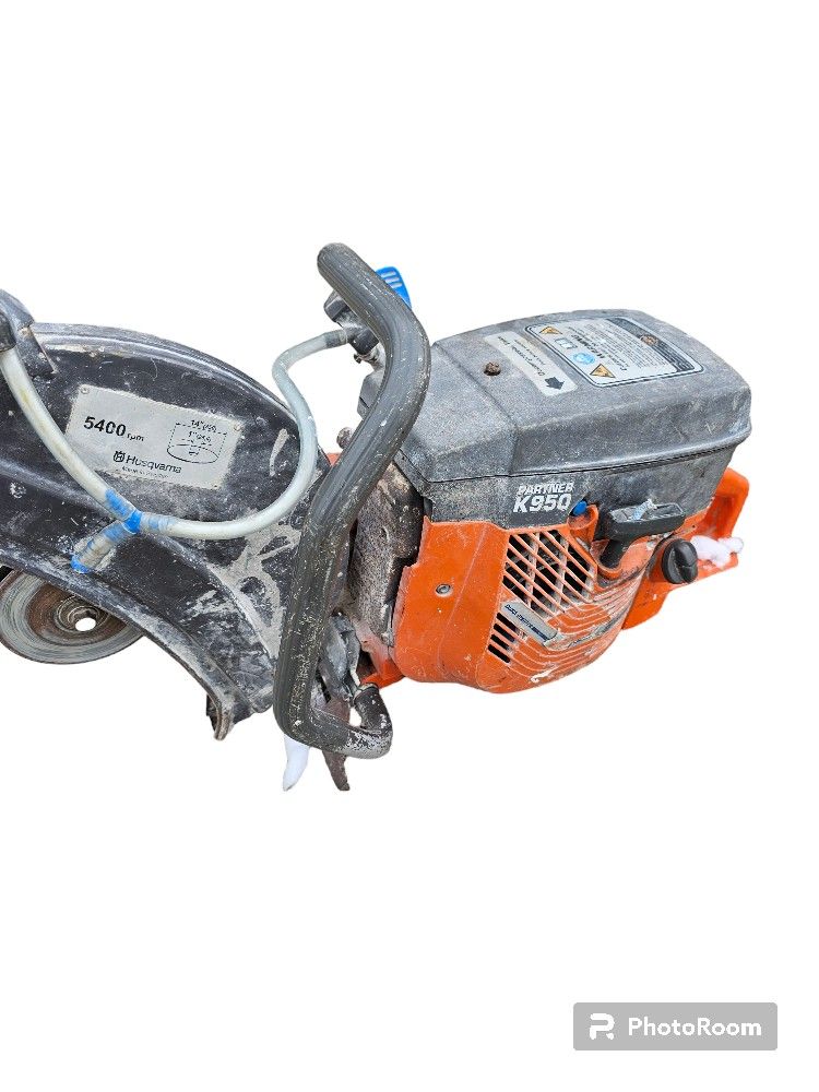 K 950 / PARTNER HUSQVARNA MASONRY/ CONCRETE SAW( 14" BLADE) NOT INCLUDED. ( DON'T RUN NEEDS CARBORATOR CLEAN OUT) IT DID RUN LAST YEAR