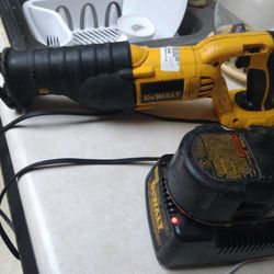 DEWALT RECIPROCATING SAW WITH BATTERY  AND CHARGER