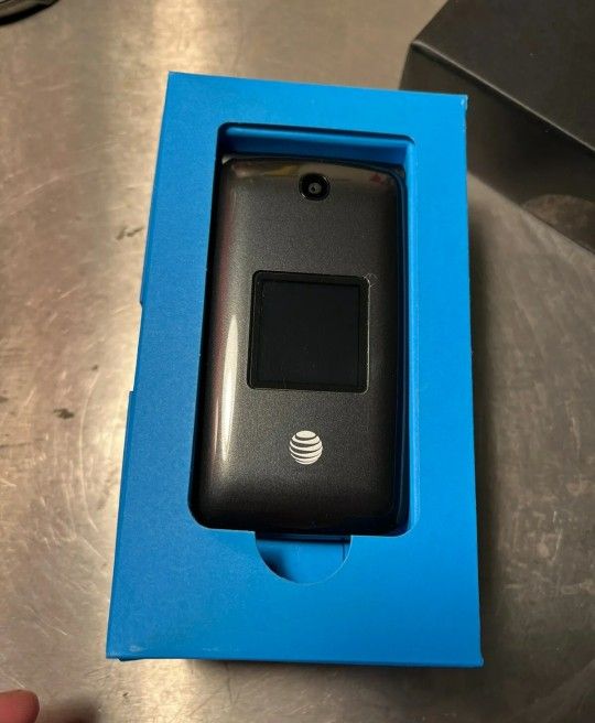 AT&T FLIP PHONE NEW #40440 w/ CHARGER