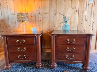 Set of Basset nightstands/side tables