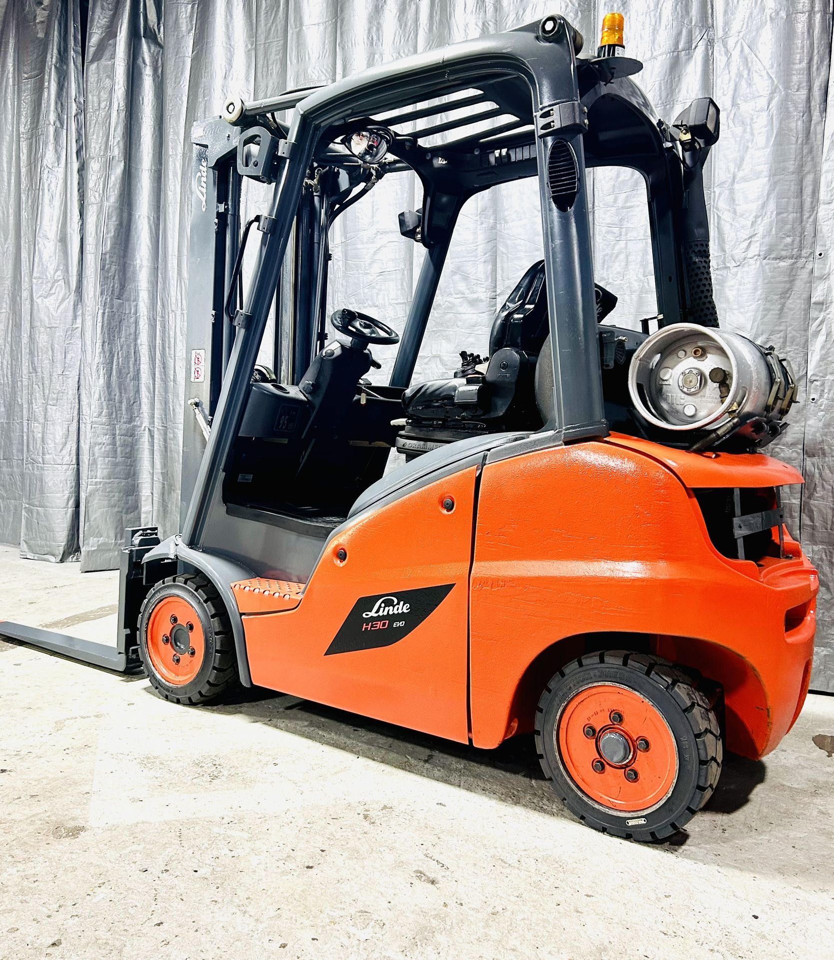 Linde H20 Forklift. Capacity 4000 Lb. LPG. ONLY 2800 Hours. New 4 Outdoor Traction Tires. No Any Issues, No Any Leaks. Free Local Delivery π