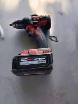Taladro Milwaukee M18 Brushless + Batería M18 High Output XC6.0
​Precio: