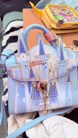 Castle cross body