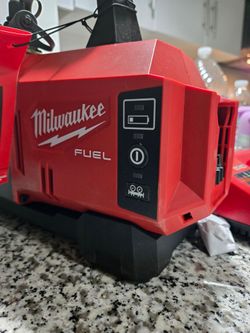 Milwaukee  vacuum pump (5cfm)