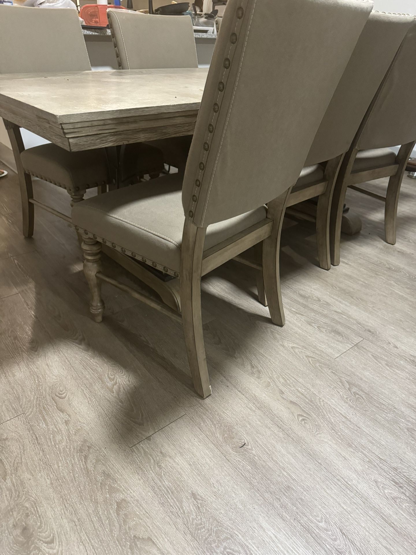 **Rooms To Go 6-Piece Table Set