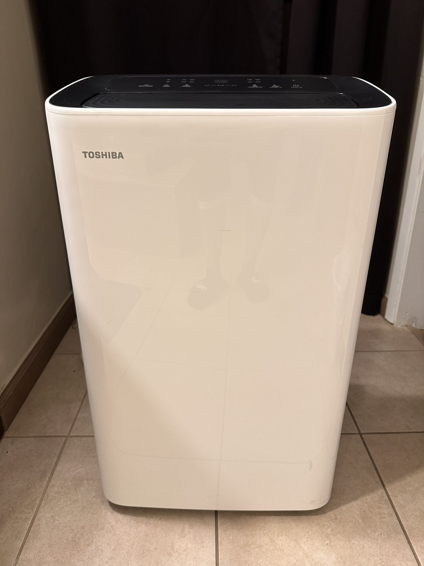 TOSHIBA 8,000 (DOE) BTU PORTABLE AIR CONDITIONER