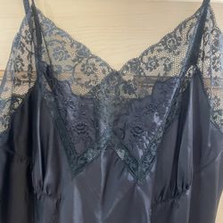 Vintage  Pretty Black Slip Nice Detail 