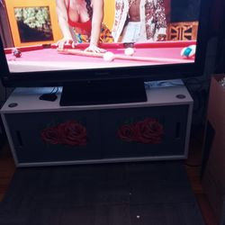 Tv With Roku &Stand