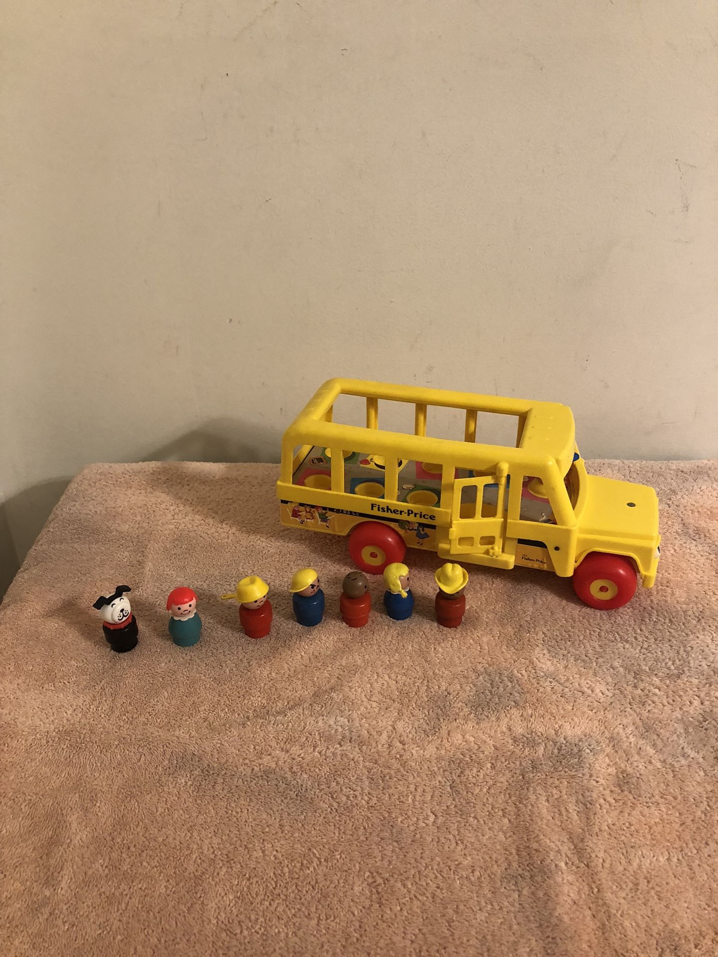 Vintage 1984 Fisher Price Little People Yellow School Bus Complete With People