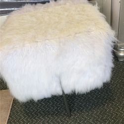WHITE FUR OTTOMAN 🤍🤍
