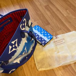 Beautiful Name Brand tote Bag With Wristlet And Bag. Like New South Philly 