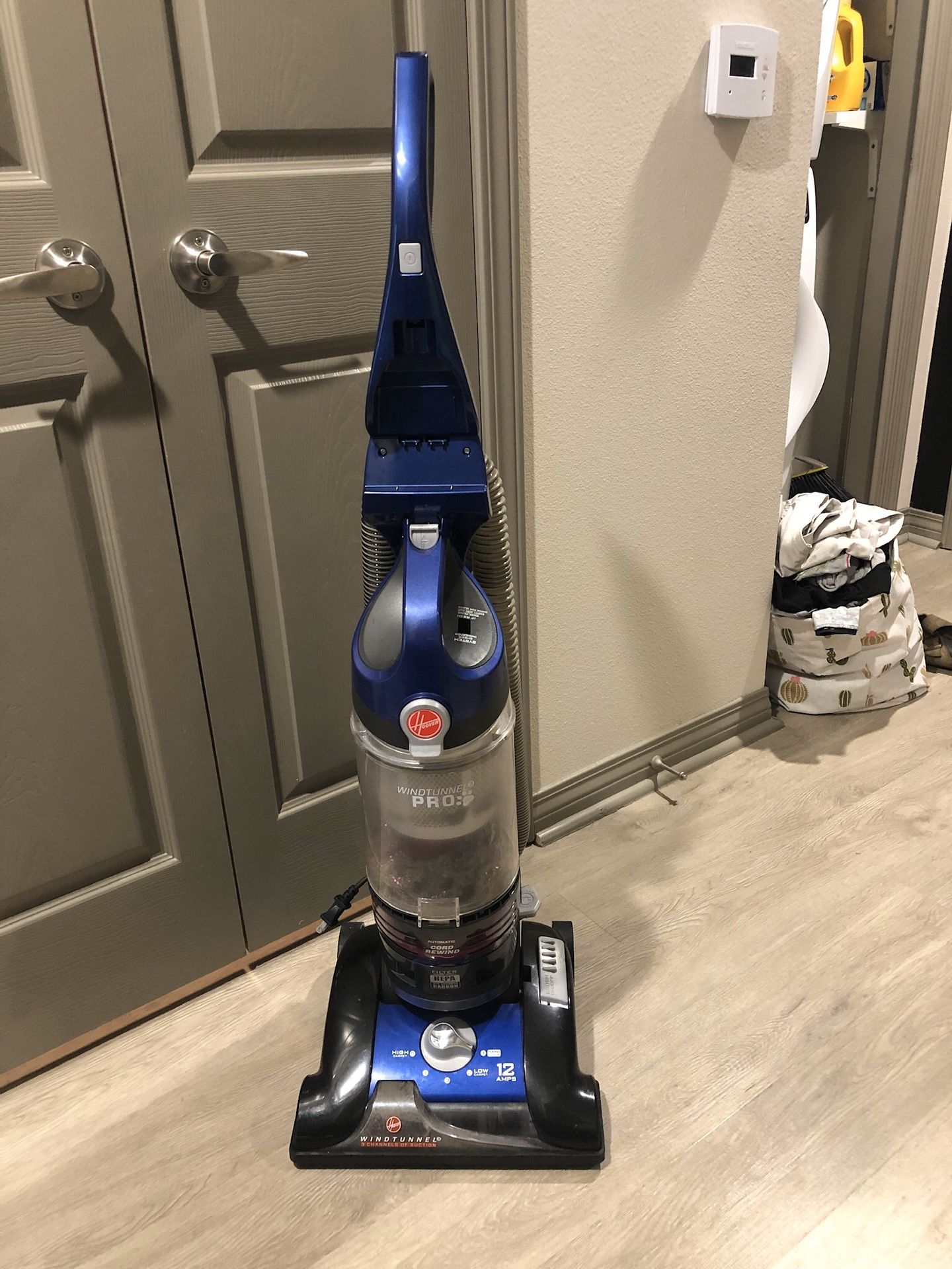 Hoover Bagless Vacuum! For floor and Carpet