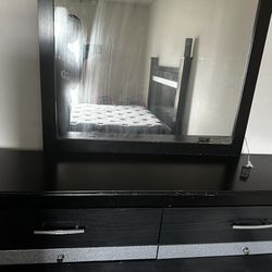 Dresser With Mirror 