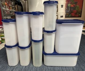 Assorted Tupperware containers