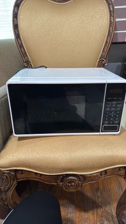 Mainstays 0.7 Cu ft Countertop Microwave Oven, 700 Watts, White