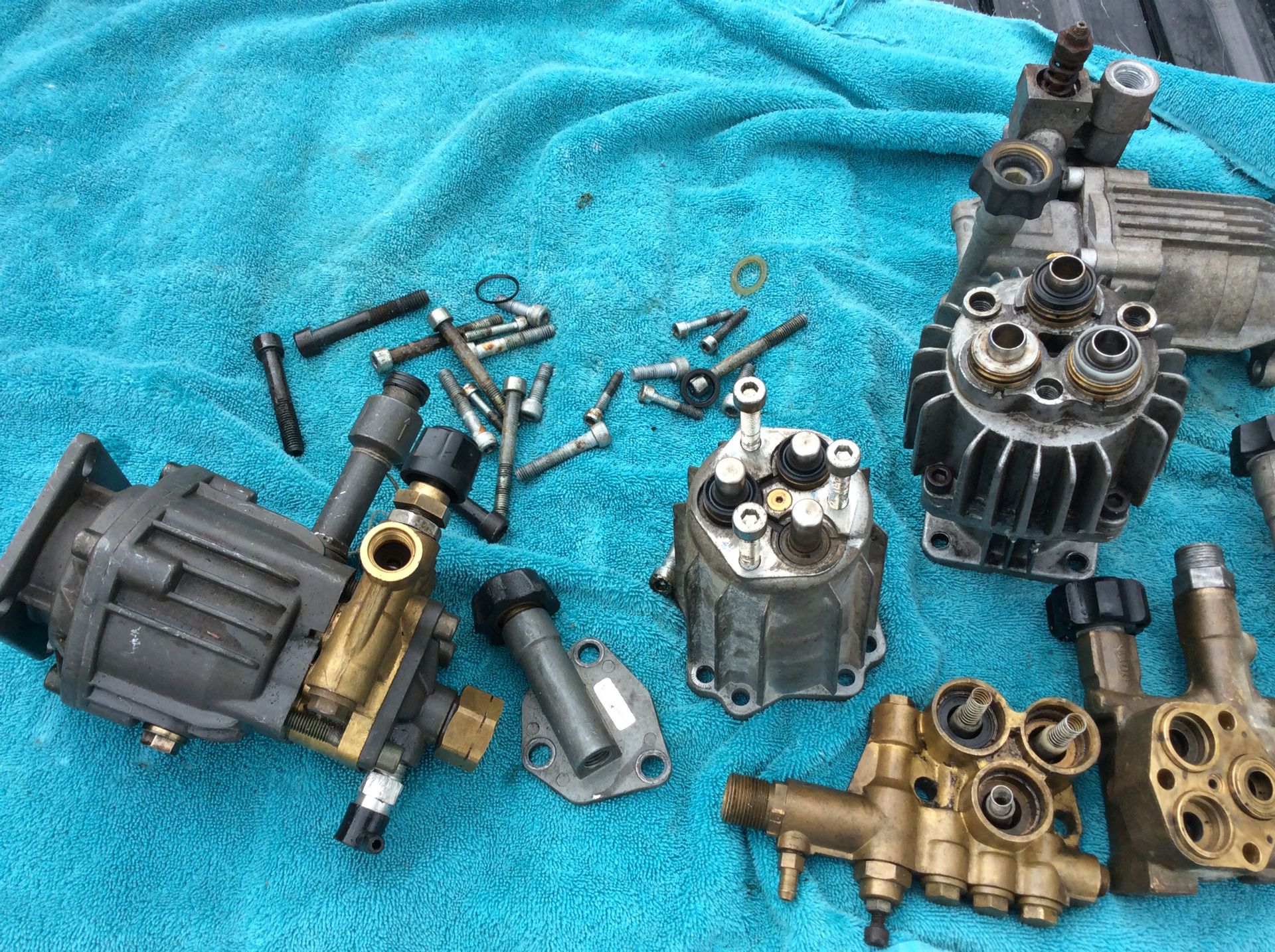 6 Used horizontal shaft pressure washer pumps and parts as is