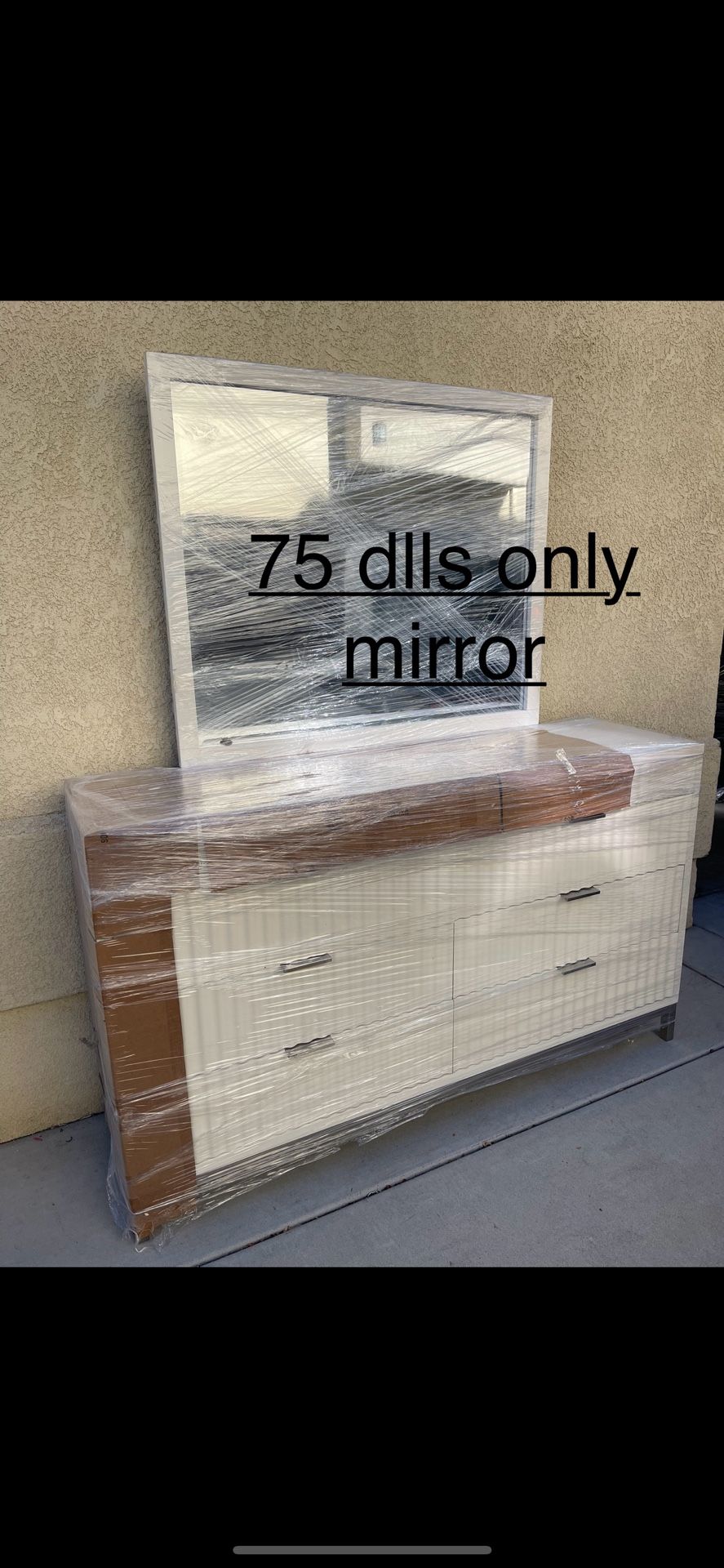 Dresser Only the mirror is sold in good condition.