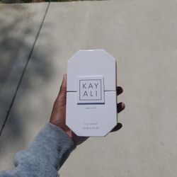 Kayali Dèjà vu white flower 57