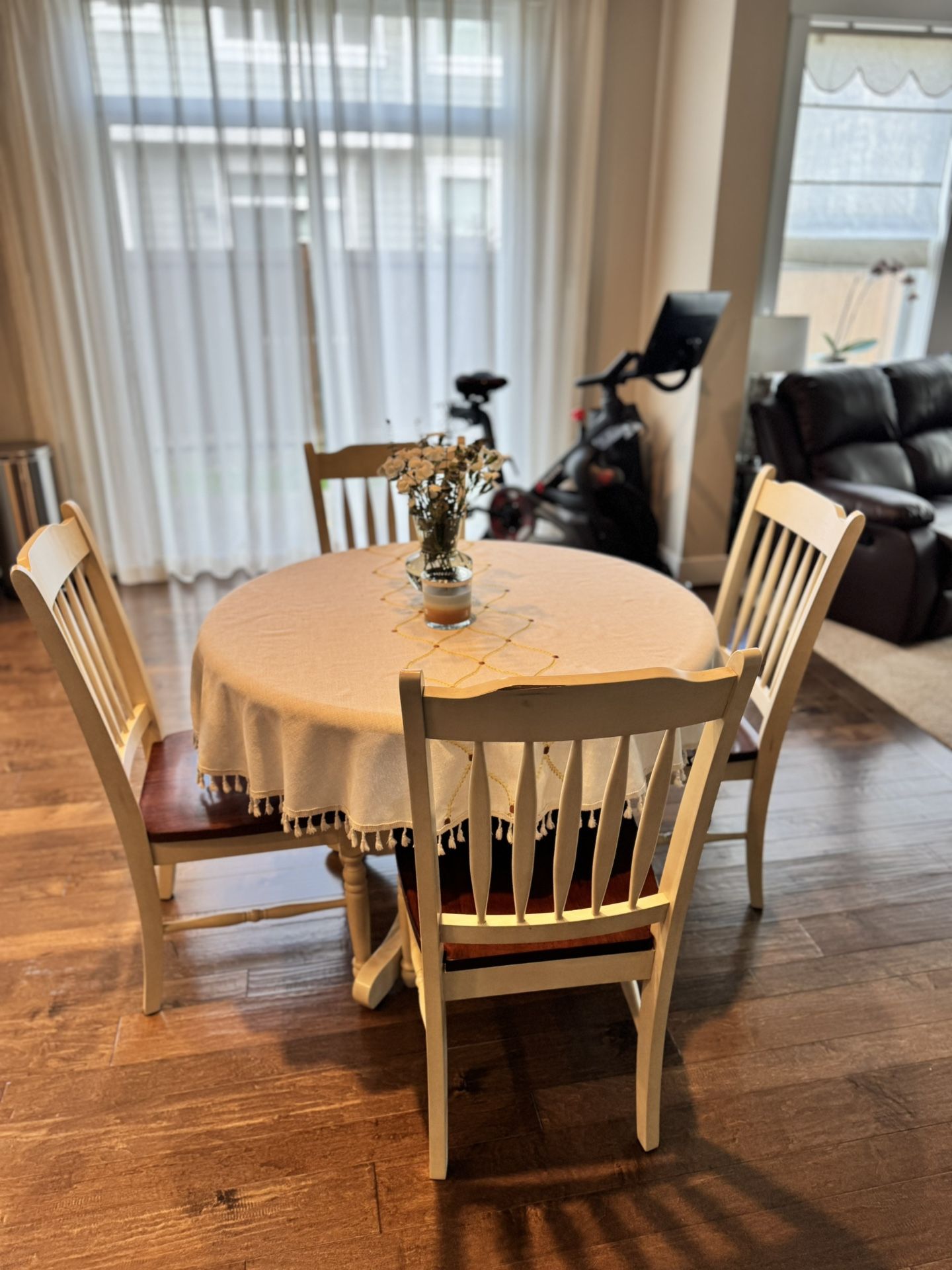 Farmhouse Style Solid Wood Kitchen Table & 4 Chairs - Excellent Condition