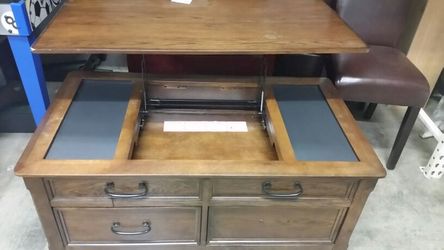 Brand new assembled coffee table with u derstand storage and drawers 1 handle is missing