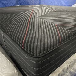 Simmons Beauty Rest Black Hybrid Model king mattress. Must go this week. I can also deliver.