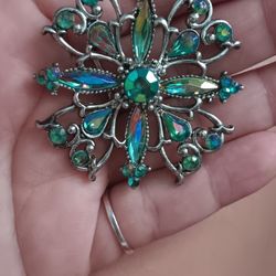 Woman's Brooches Mix