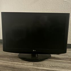 37” LG LCD WIDESCREEN W/ ROKU STICK