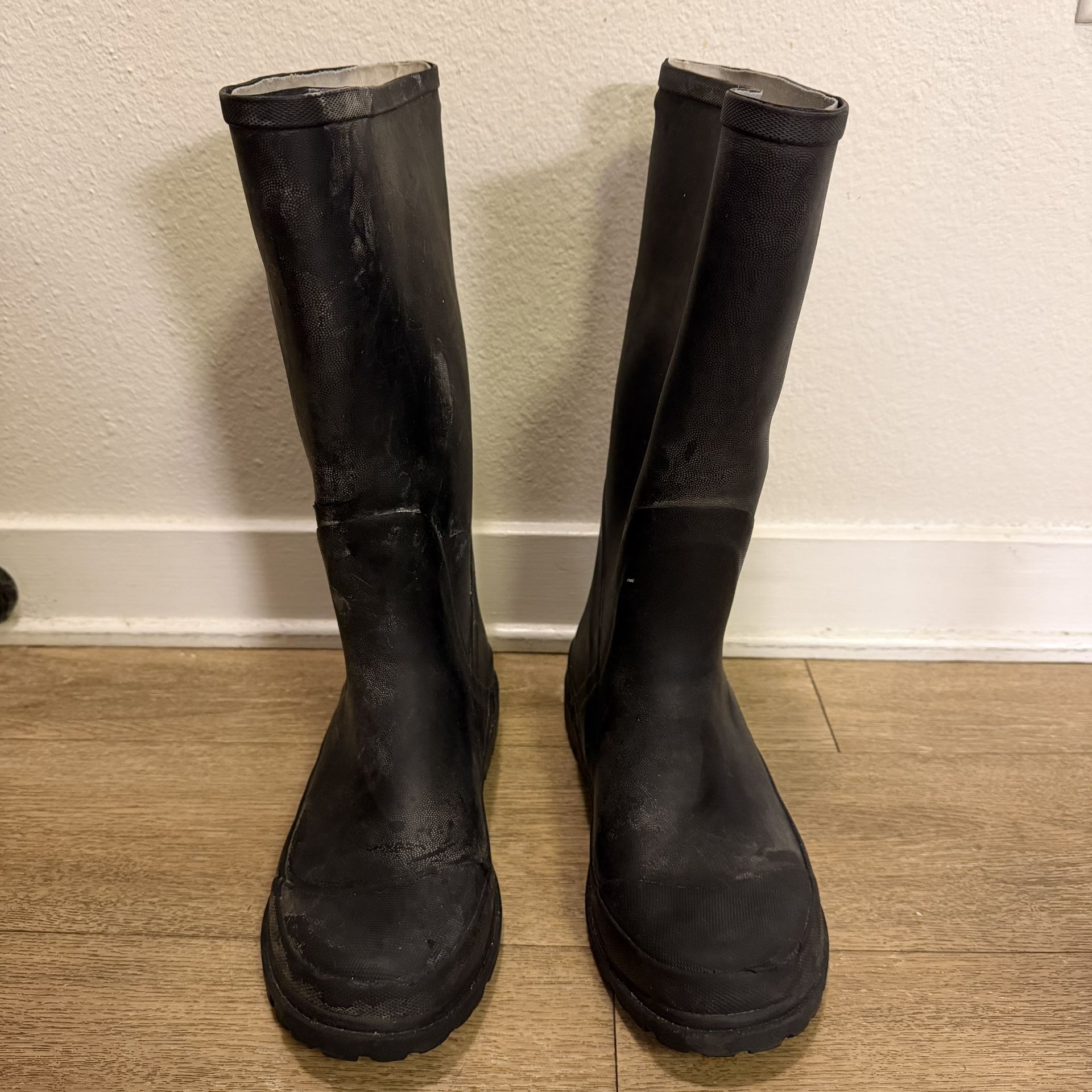 Black knee-high rubber boots waterproof hunting fisher boots with a rugged