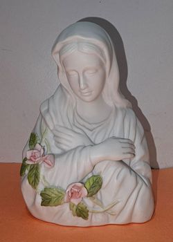 Vintage 1986 EIC porcelain "Touch of Rose" Praying Madonna figurine made in Mexico, featuring delicate pink floral accents.
4" inches 
Excellent condi