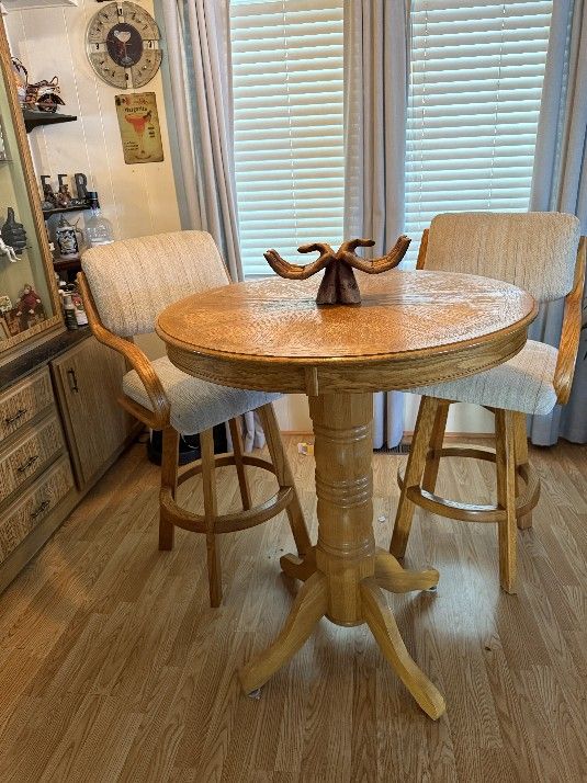 Round Table 2 Chairs