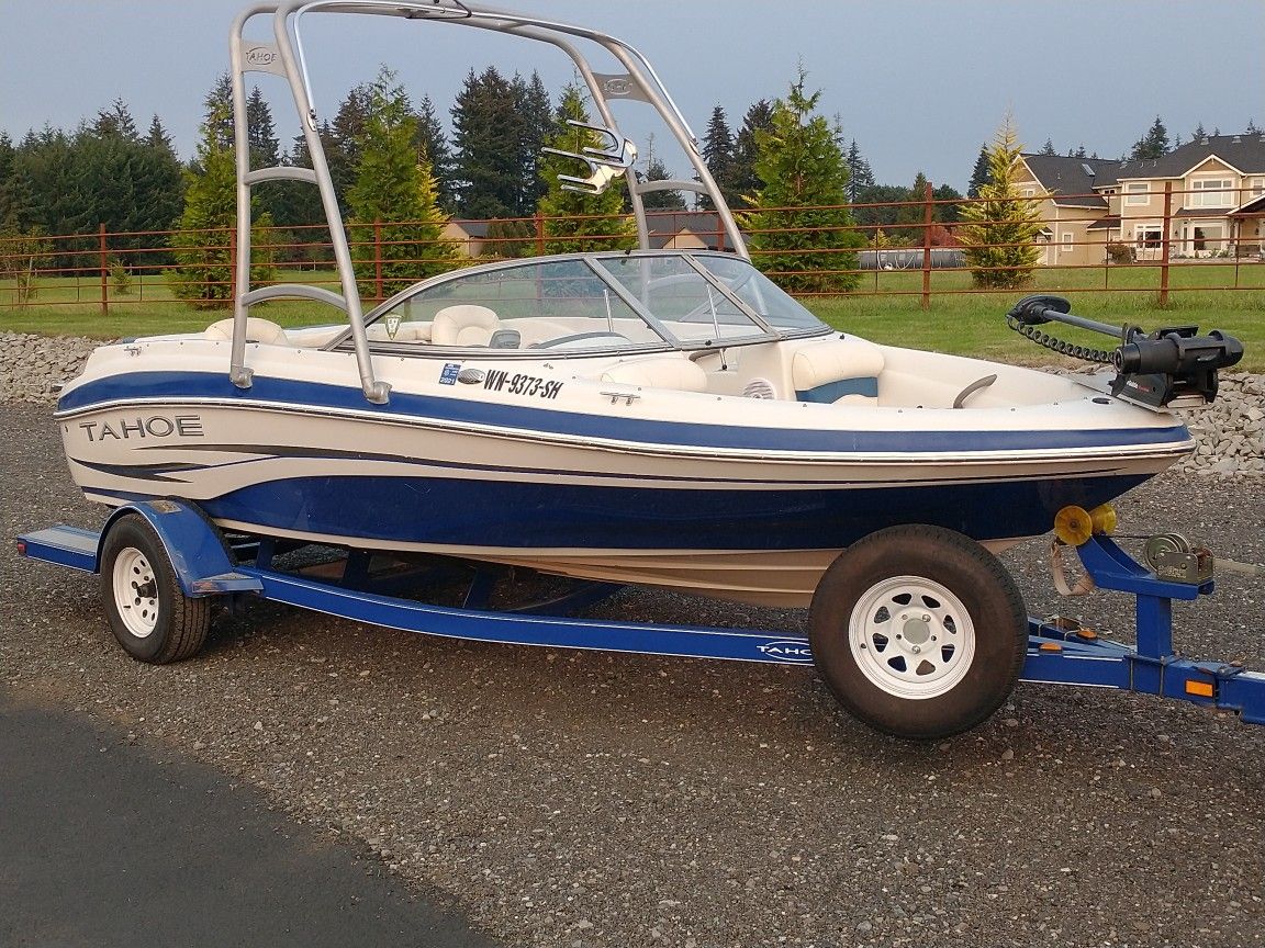 2006 Tahoe Q4 ski fish boat