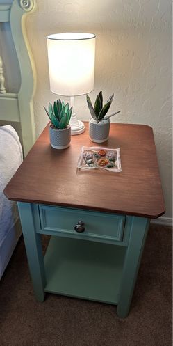 SOLID WOOD END TABLE OR NIGHTSTAND WITH DRAWER