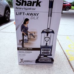 🧼 Brand New Shark Navigator Lift-Away Vacuum (Model NV360) – (Retail $200)