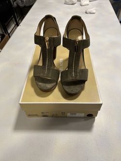 MICHAEL KORS olive Sandal, size 8