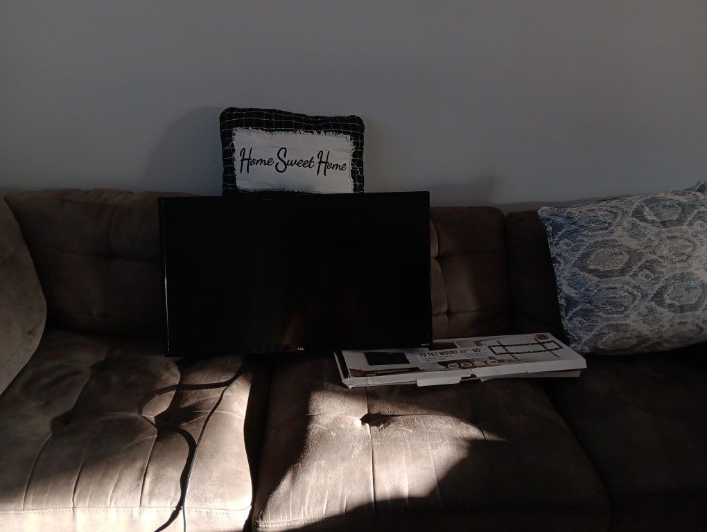 32 Inch Roku Tv And Mounting Bracket For Tv