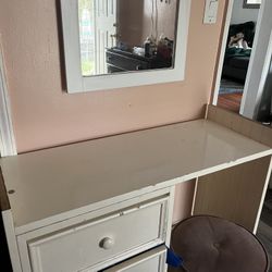 Like New Vanity Set