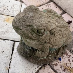 Small, Heavy, Cement Concrete Toad - Frog $20.  Pagoda Lantern Light Statue $20. All As Shown & Need Cleaning.  Only $20 Each.