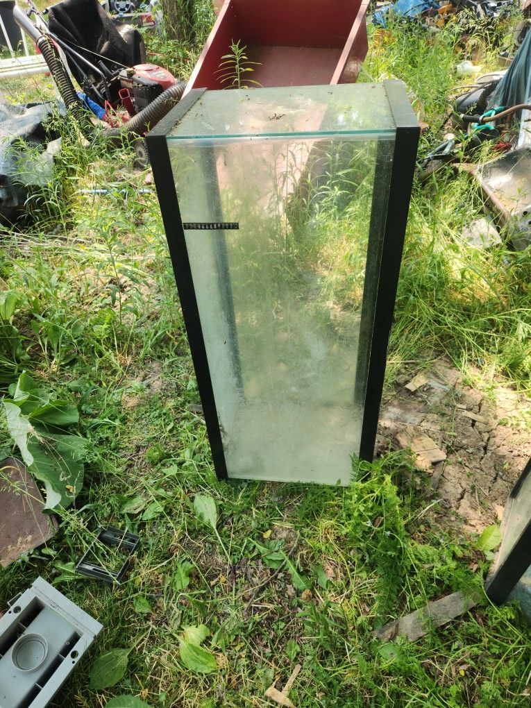 Excellent fish tank just needs clean no cracks
