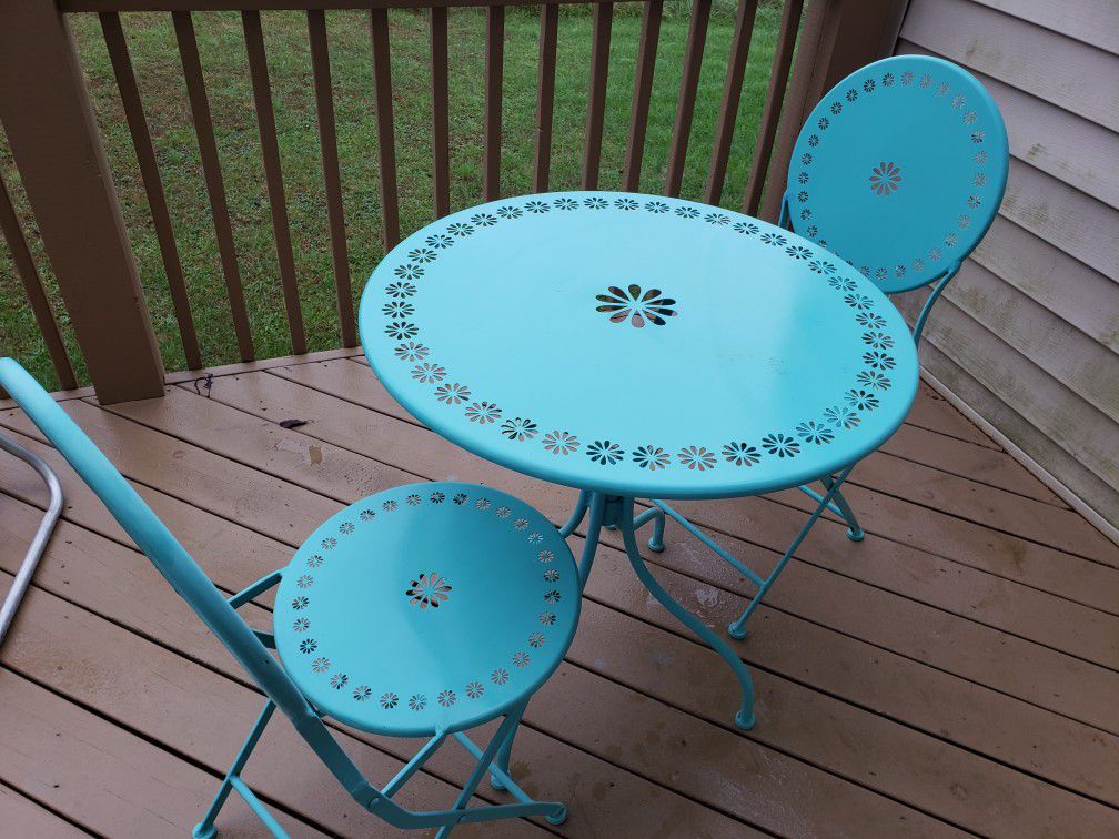 cute table with 2chairs!
