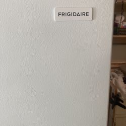 Frigidaire 18 Cu Ft Top Freezer (White) 