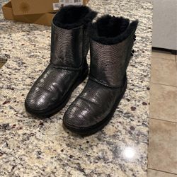 UGG , Like New, K Bailey Bow Lizard, Size 6