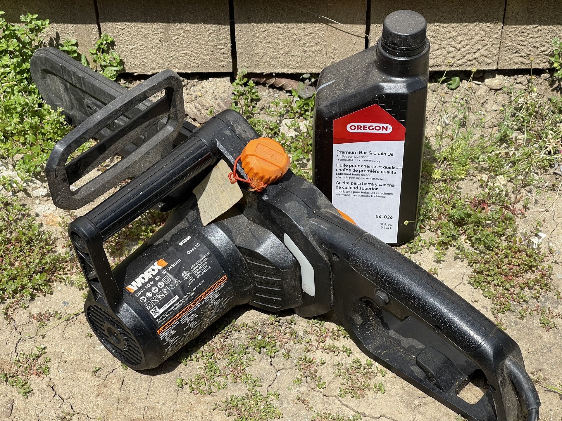 WORX WG309 8 Amp 10" Electric Pole Saw + Oregon Bar and Chain Oil