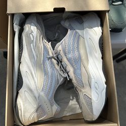 Yeezy boost 700v2 cream