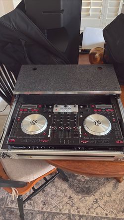 Numark NS6 DJ mixer
