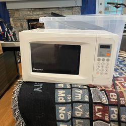 MagicChef 770W Microwave 