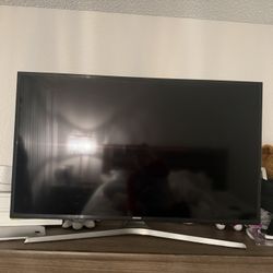 40’ Samsung Smart 4K LED TV: W/ Universal Remote