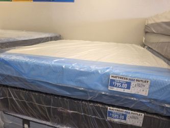 Gel foam Queen Mattress New!